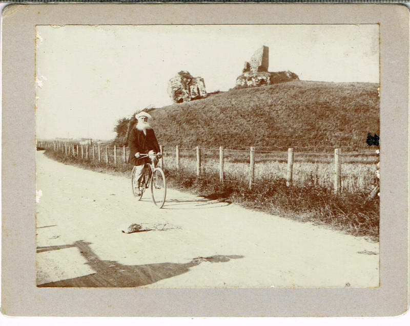 Filippo Alvarez de Castro in bicicletta il 7 luglio 1901 a Tor di Quinto. In alto la Torre