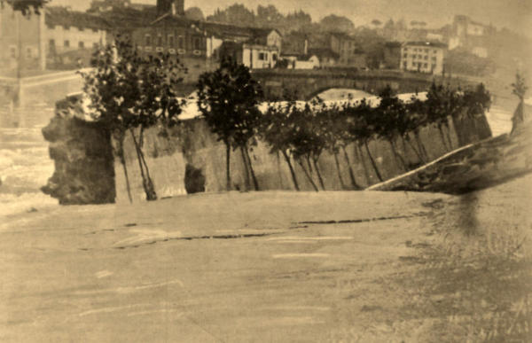1900 - Il fiume straripa tra ponte Garibaldi e Cestio, ma la città per la prima volta non si allaga