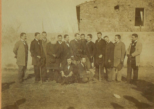 Filippo Alvarez de Castro, con la barba bianca, ospite del conte Ignazio Rodiani della Porta Carrara nella vigna di Porta Cavalleggeri nel 1893
