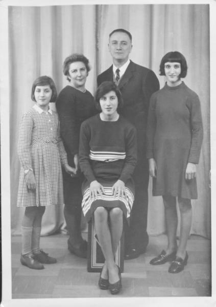Giorgio Alvarez de Castro con la moglie Giorgia e, da sinistra, le figlie Elena, Anna Maria, Enrica