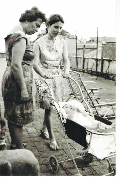 Ines Alvarez de Castro con la nipote Savina e il pronipote Massimiliano - Estate1971