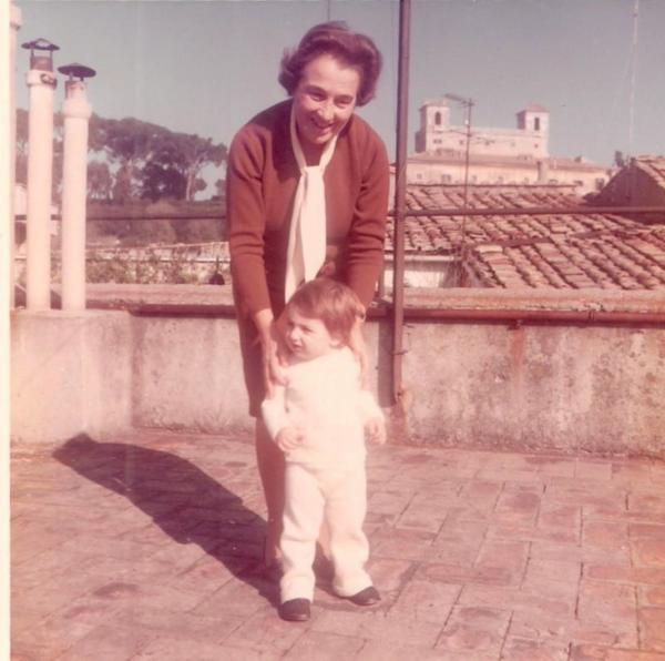 Ines Alvarez de Castro e il bisnipote Massimiliano Coscetta - Terrazzo di via dei Greci 1972