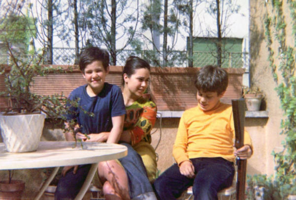 Monica con i figli, Paolo Emilio sulle ginocchia e Marco con la maglia gialla